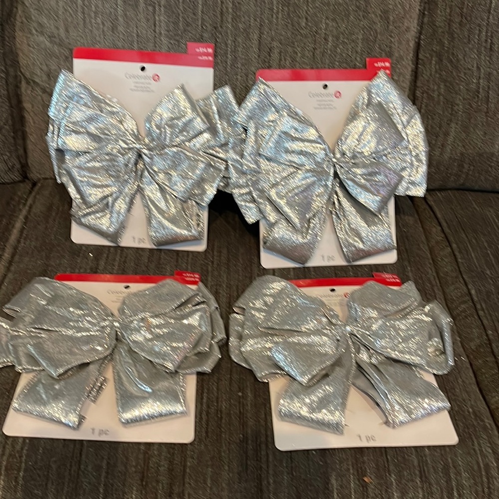 4 silver decor bow’s